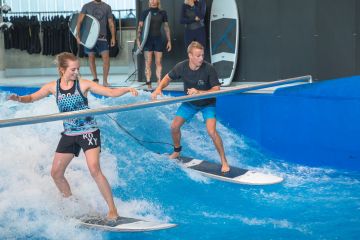 zwei Einsteiger surfen auf der Indoor Welle in der Jochen Schweizer Arena