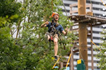 Ein glücklicher Mann im Outdoor park
