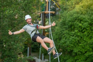 Eine Person ist in dem Flying Fox in der Jochen Schweizer Arena