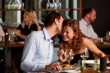 Zwei Personen sitzen in dem Restaurant bei einem Candle Light Dinner