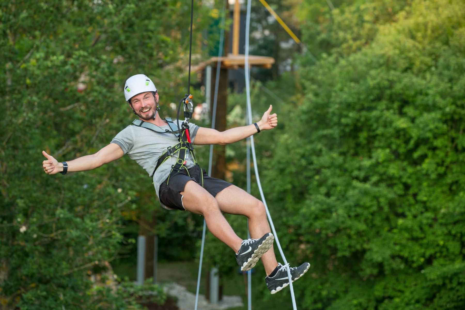 Bild - Eine Person ist in dem Flying Fox in der Jochen Schweizer Arena