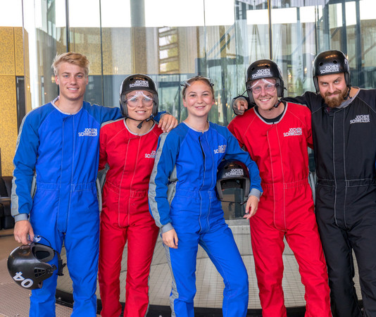 Bild - 5 Personen stehen vor dem Windkanal in der Jochen Schweizer Arena