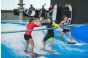 ThumbnailDrei Anfänger surfen auf der Indoor Welle