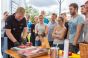 ThumbnailEin Grillmeister zeigt einer Gruppe von Menschen wie man am besten Fleisch schneidet