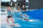 Thumbnailzwei Einsteiger surfen auf der Indoor Welle in der Jochen Schweizer Arena